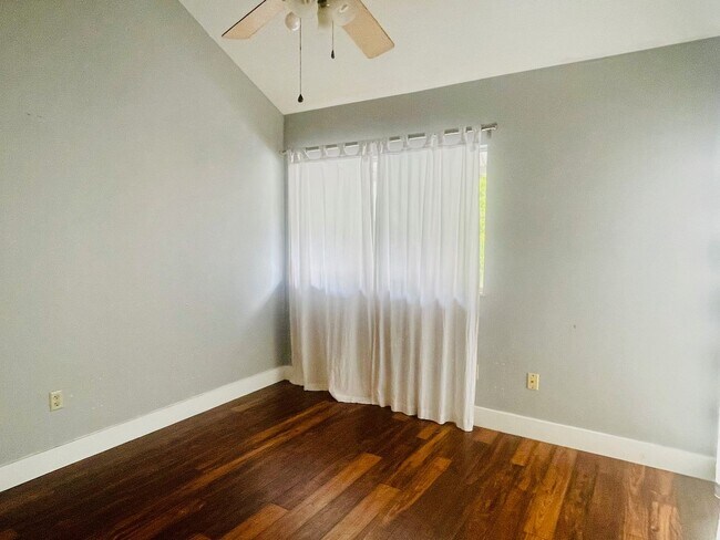 Building Photo - Partly Furnished 3-bedroom, 3-bath condo a...