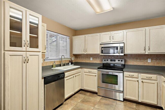 Building Photo - 400 Debora Dr