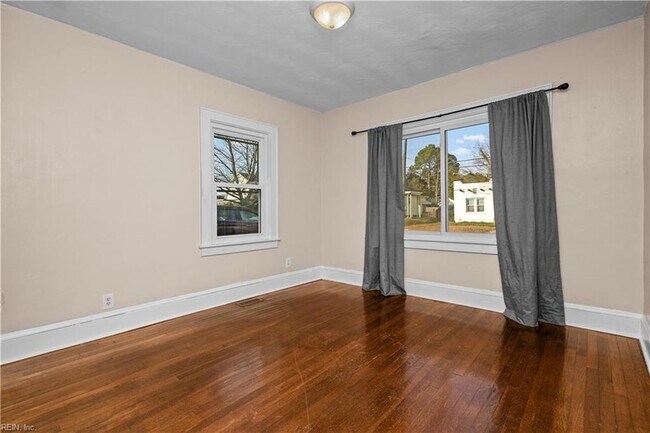 Building Photo - 3537 Buckingham St