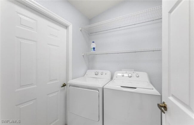 Building Photo - 1749 Royal Cir