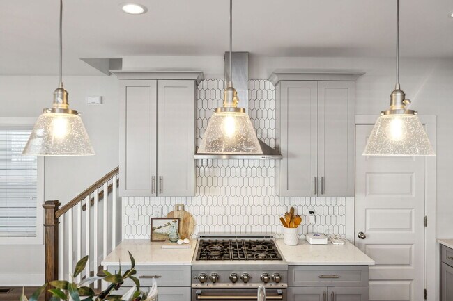 Building Photo - Grandeur in Germantown!