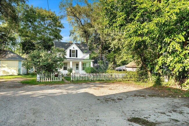 Building Photo - Remodeled 3BR + Flex Room | Steps from Leo...