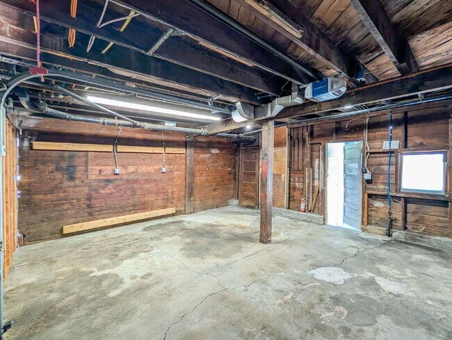 Building Photo - 2218 Hoyt Ave