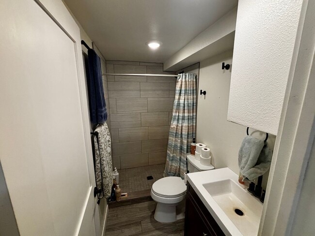 Building Photo - 202 E 7th St