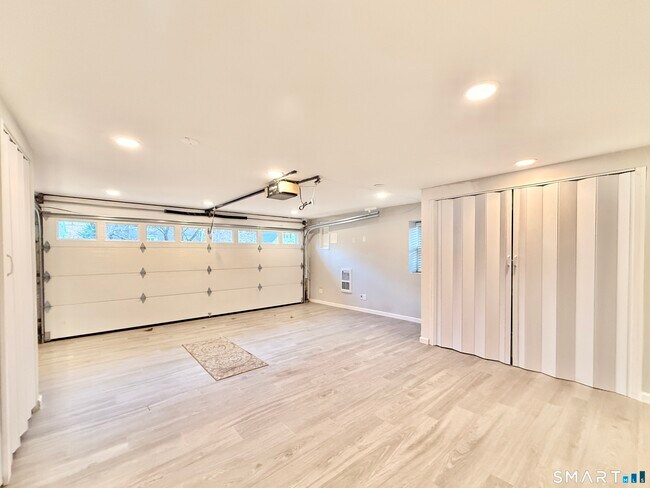 Building Photo - 36 Center Dr