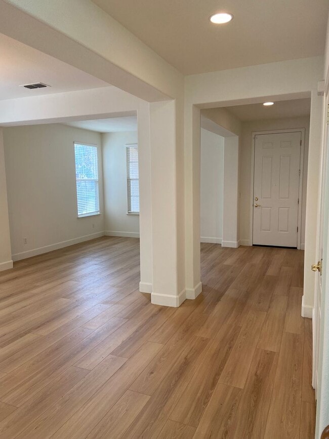 Building Photo - Folsom Parkway - 4 Bdrm, 3 bath