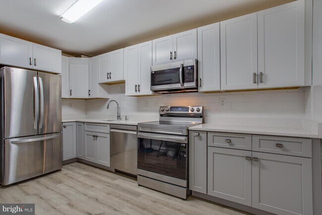 Building Photo - 203 Yoakum Pkwy