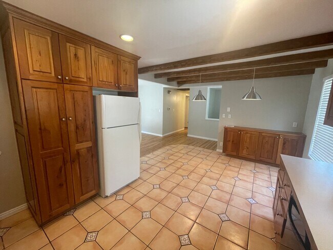 Building Photo - 550 E 250 N