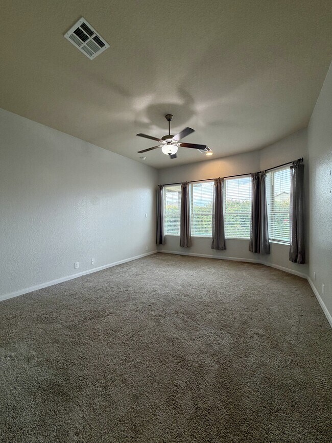 Building Photo - 646 Ridge Lawn Dr