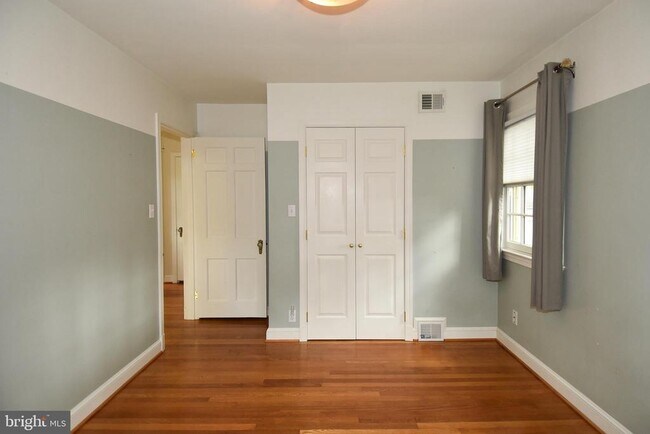 Building Photo - 1531 Patrick Henry Dr