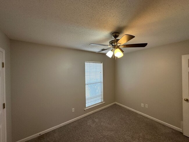 Building Photo - Bright open 3BR/2ba with bonus, 1900 sq feet!  Pets are owner's approval, fees apply.