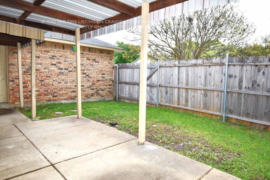 Building Photo - 828 Wood Glen