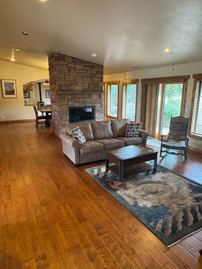 Building Photo - 3 Bed 2 Bath- Flagstaff