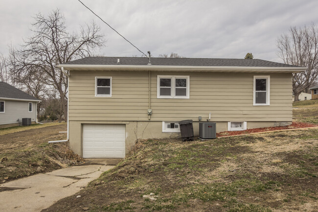 Building Photo - 3 Bedroom 2 Bathroom Home