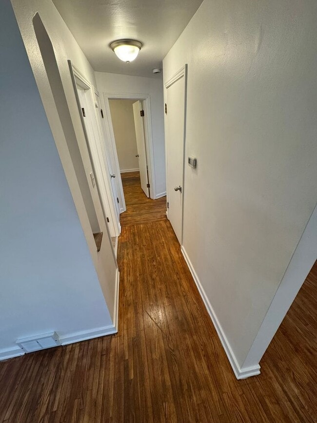Building Photo - Updated 2-Bedroom 1-Bath Ranch House, GORG...