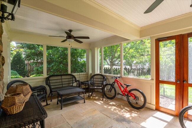 Building Photo - Exceptional Living in the Heart of Arlingt...