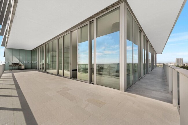 Building Photo - 2669 S Bayshore Dr