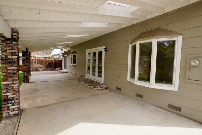 Building Photo - 1715 Grizilo Dr