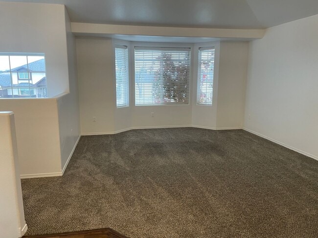 Building Photo - Large 4 Bedroom Home