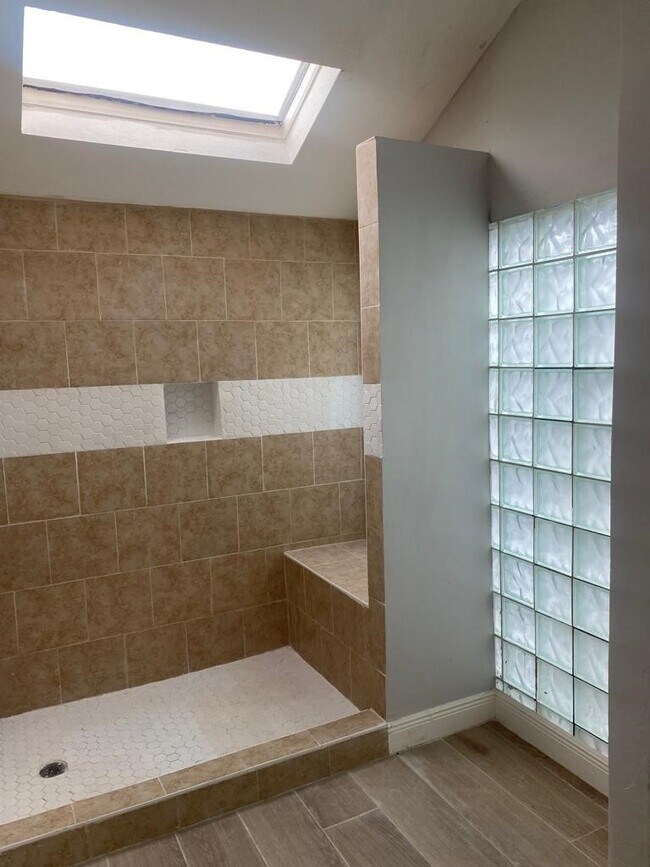 Building Photo - 9339 Stonecreek Ln