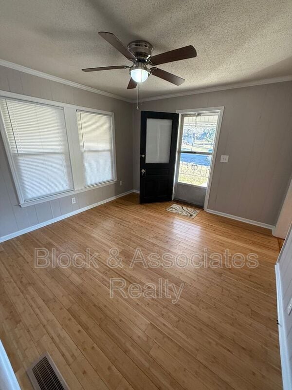 Building Photo - 524 W Wainman Ave