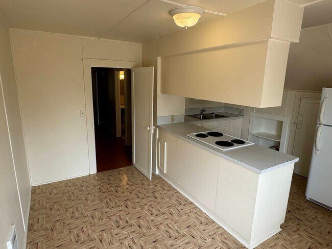 Building Photo - 2 Bedroom in Triplex Near Downtown and Campus