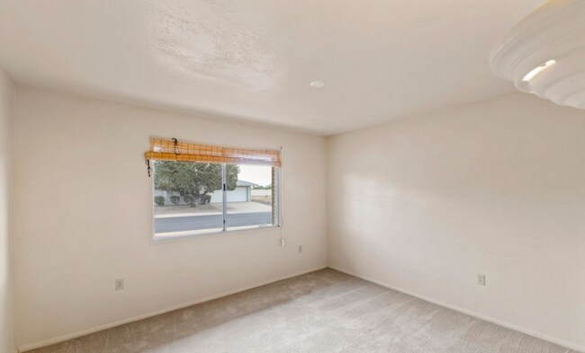Building Photo - Great home in an active 55+ community!