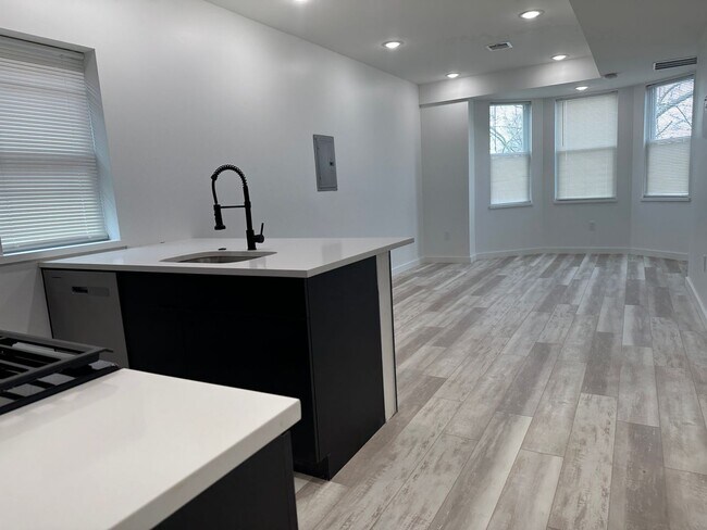 Building Photo - Modern & spacious 2Bedroom 1Bath Apartment