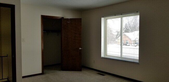 Building Photo - Huge 3 bedroom 2.5 bath town home with a 2 car garage.