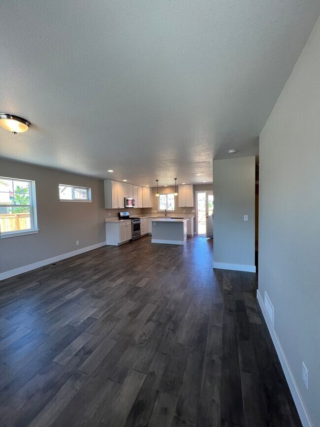 Building Photo - 2B/2B Berthoud Ranch Style Home Built with...