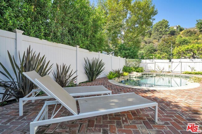 Building Photo - 2324 Banyan Dr