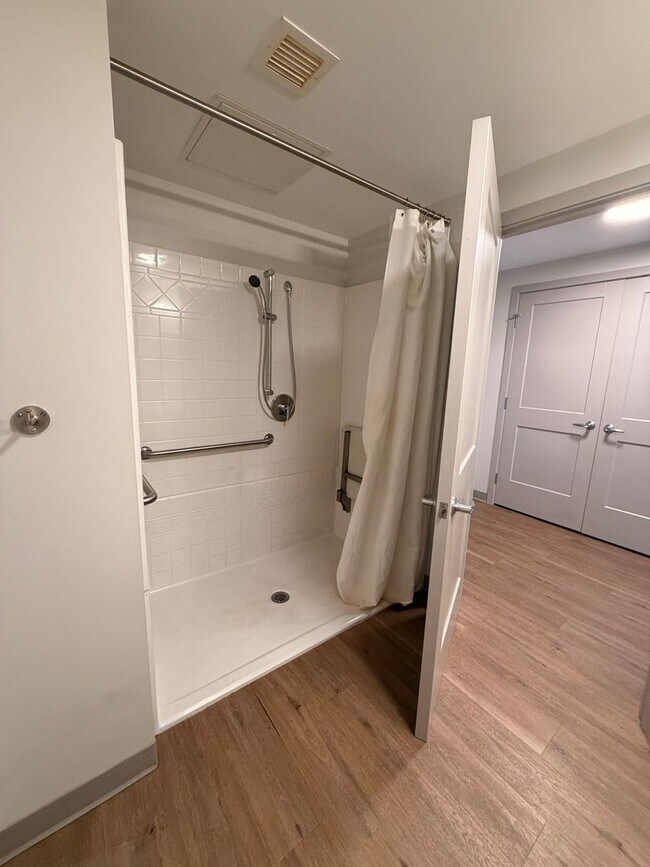 Building Photo - Dewitt Block, Rare 2 Bed/1 Bath Apartment Available Immediately - $1,866 - ALL UTILITIES INCLUDED