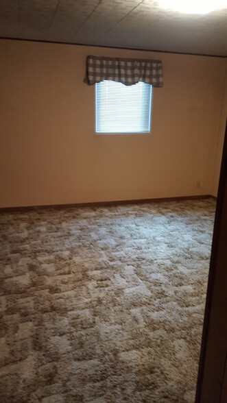 Basement bedroom - 1909 Collier Ave