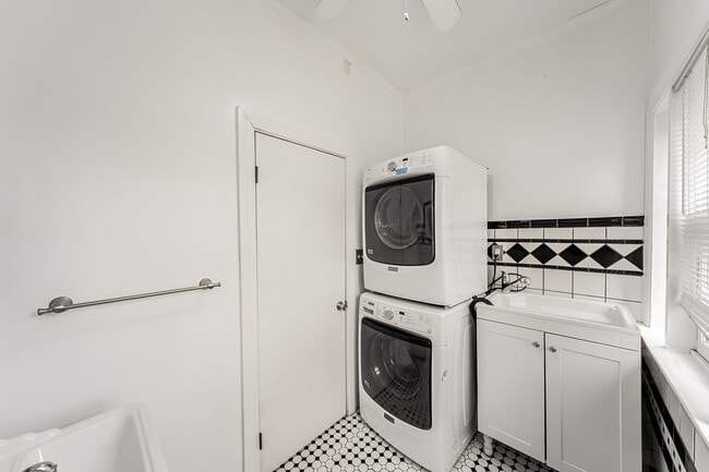 Building Photo - 1453 W 101st St