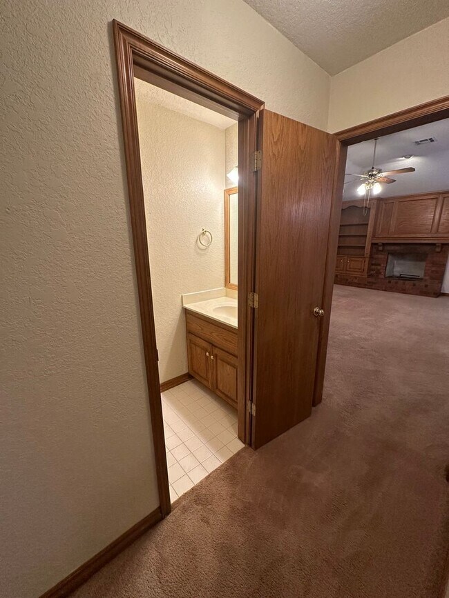 Building Photo - 4 Bed, 2.5 Bath Brick home with 2 car garage