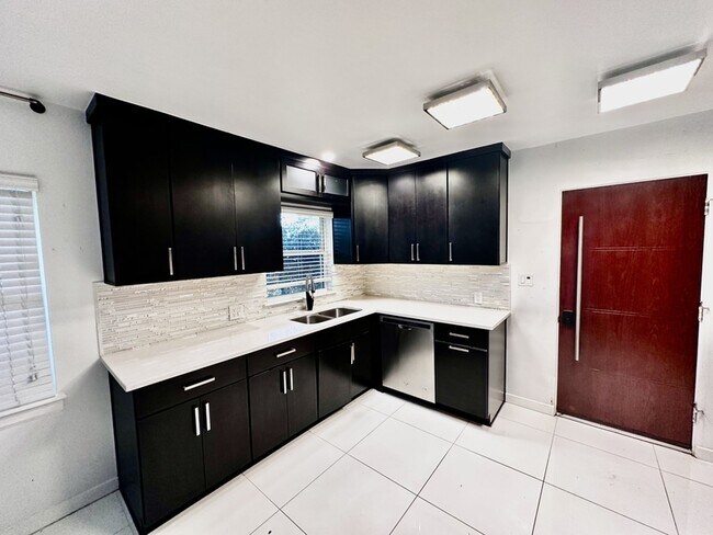 Building Photo - 7210 Seminole Dr