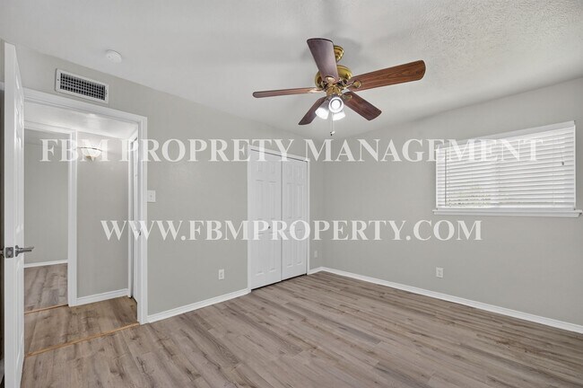 Building Photo - 407 Woodhurst Dr
