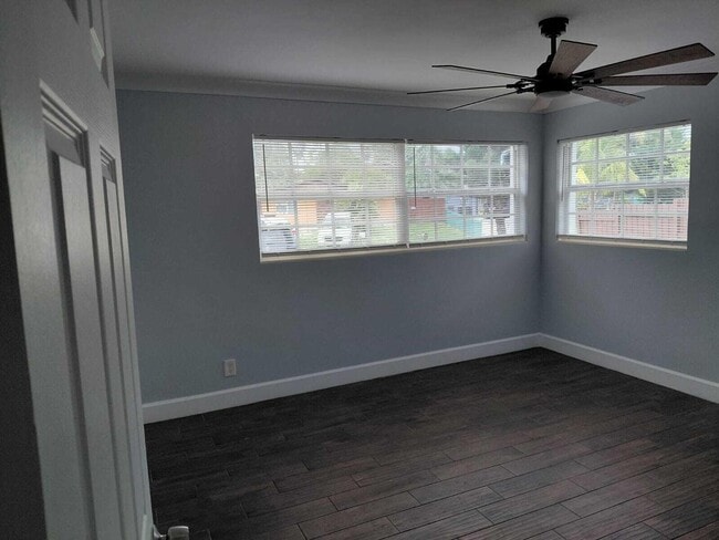 Building Photo - 785 Balfrey Dr S