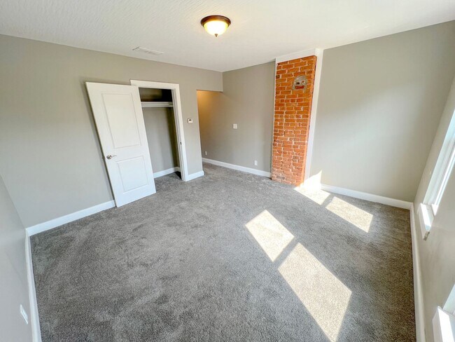 Building Photo - Modernized 2nd Floor Apartment in Franklinton – Your Urban Oasis Awaits!