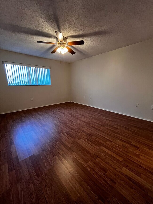 Building Photo - Hourglass District Condo - 2/2 with attached garage