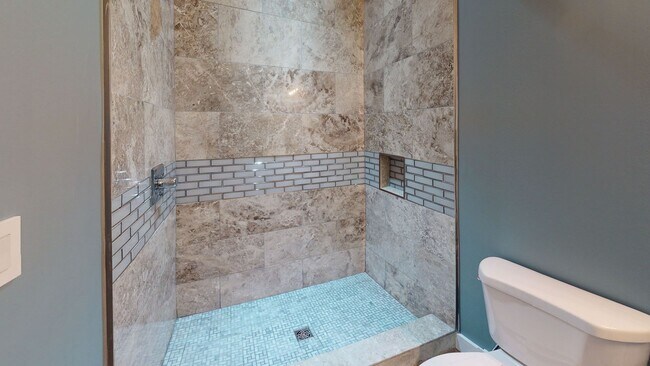 Building Photo - 5BR/3BA Unit in Fort Sanders Duplex | Walk...