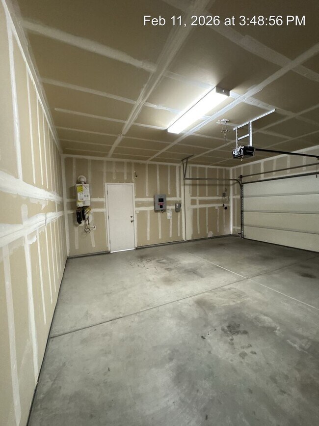 Building Photo - 4 Bedroom home! Rent Ready NW Visalia!