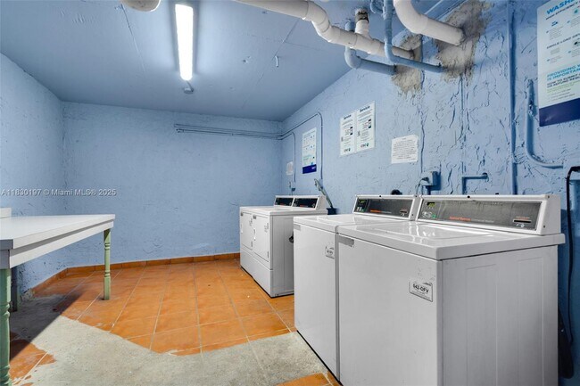Building Photo - 9460 Fontainebleau Blvd