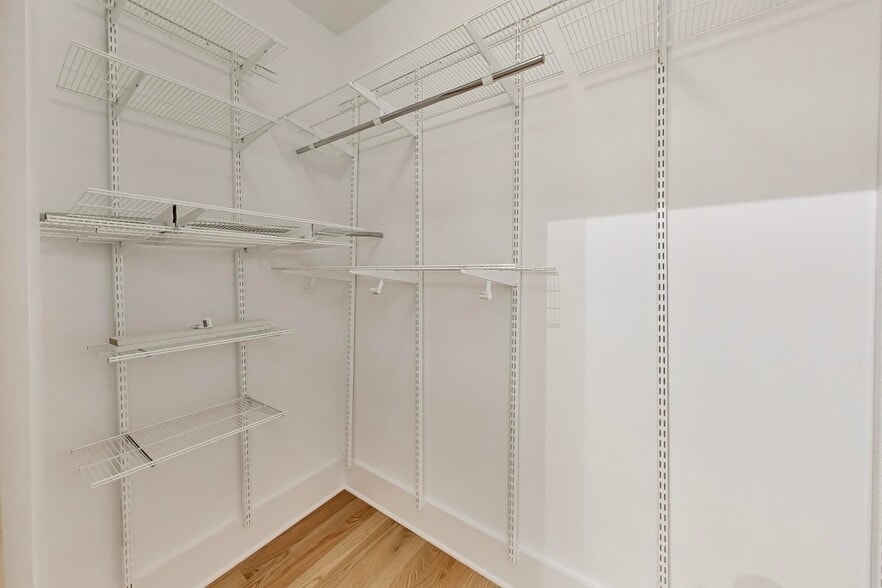 Building Photo - 2132 N Oakley Ave