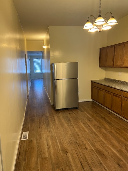 Building Photo - 705 W 81st St