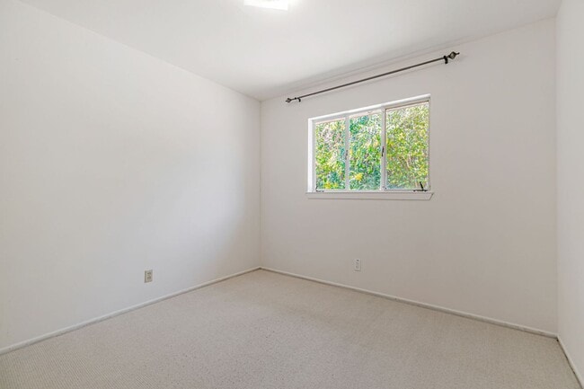 Building Photo - Classic Ranch Style Home in Top School Dis...