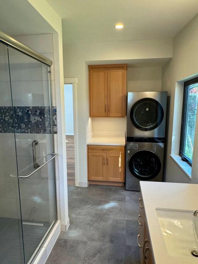 Building Photo - 1 Bedroom House in College Hill Area