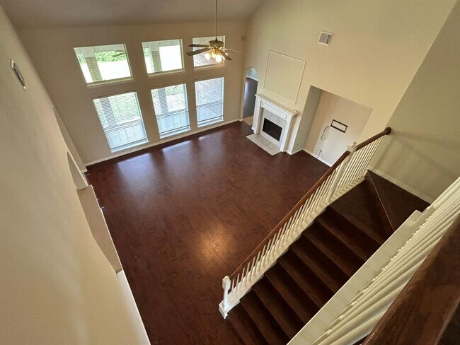Building Photo - 3055 Fallbrook Dr