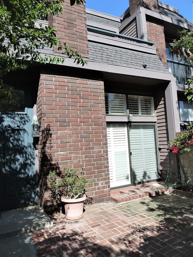 Inside patio front - 4425 Alla Rd