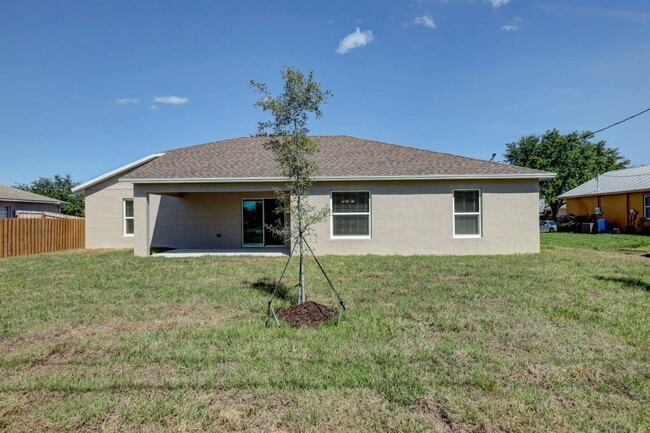 Building Photo - 1294 SW Patricia Ave